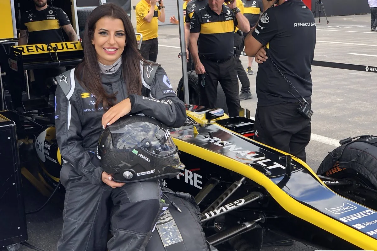 Qadın ölkə tarixində ilk dəfə "Formula-1" maşını ilə dövrə vurub