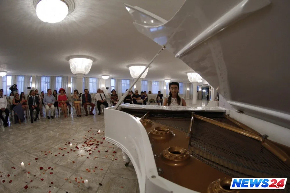 13 yaşlı azərbaycanlı gənc pianoçunun uğurları – FOTOSESSİYA