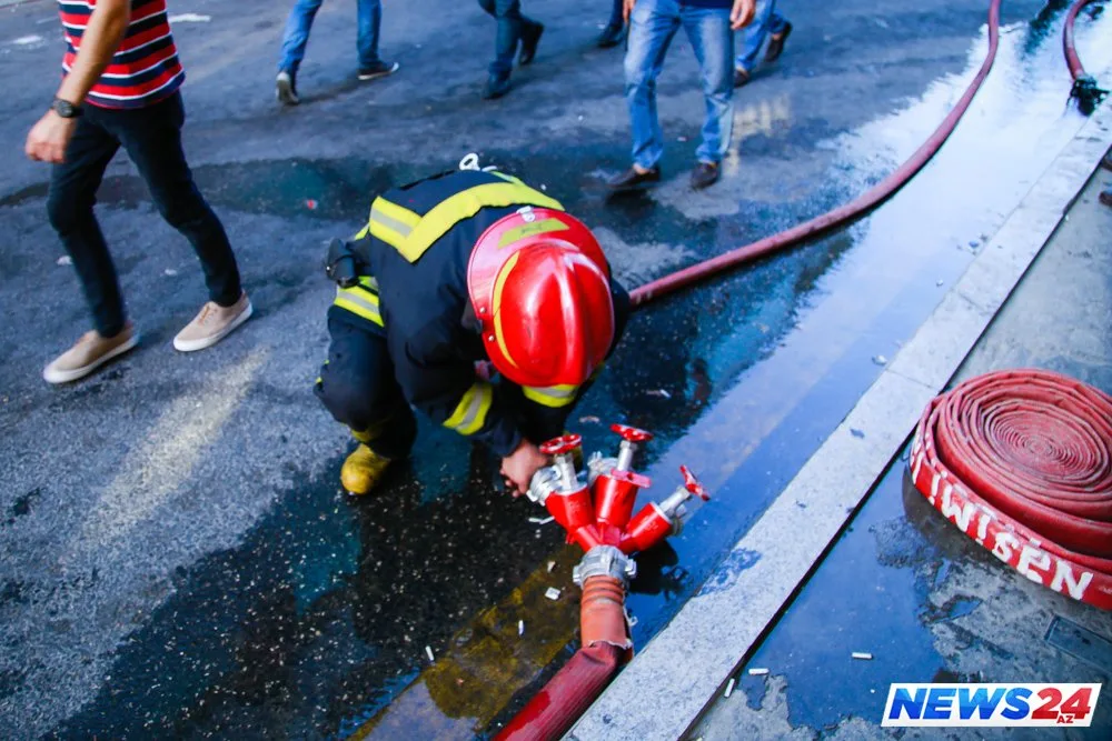 Bakıda ticarət mərkəzində partlayış - FOTO