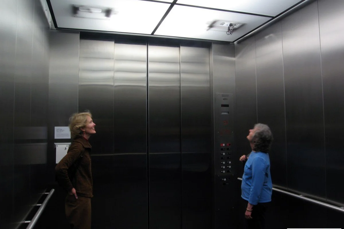 Dünən gecə liftdə qalanlar