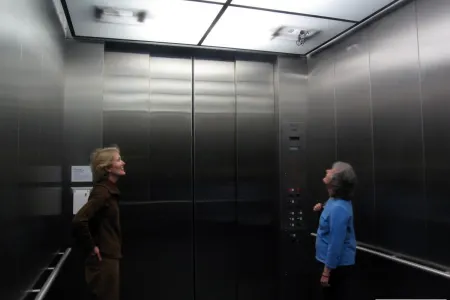 Dünən gecə liftdə qalanlar