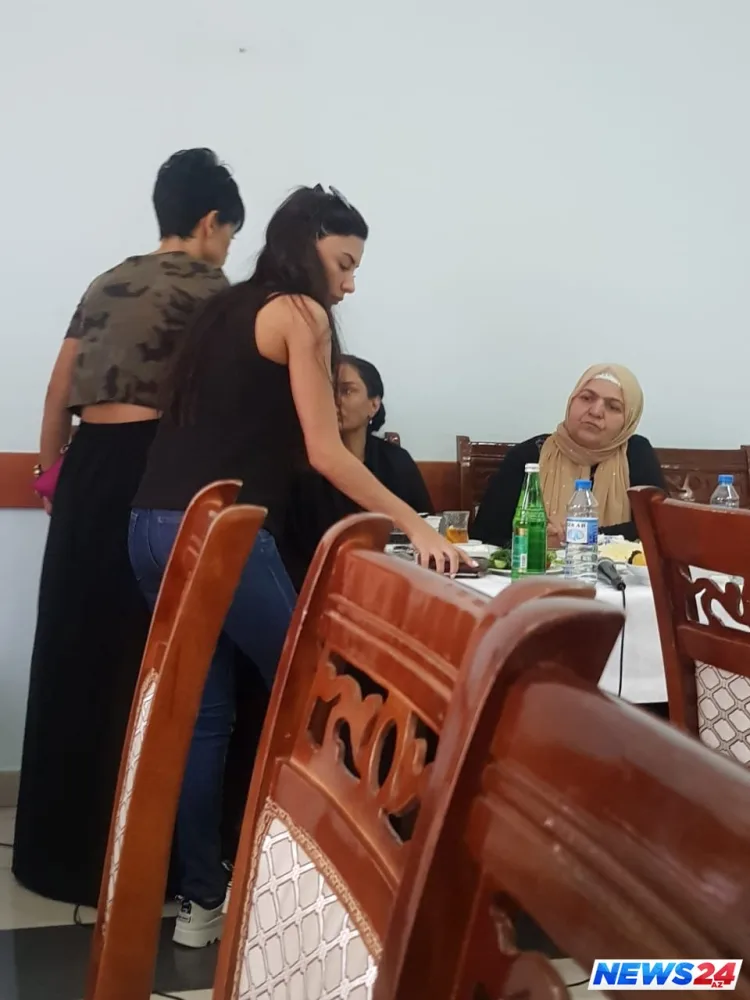 Damla düşmən olduğu aparıcının pis günündə yanında oldu - FOTO - VİDEO