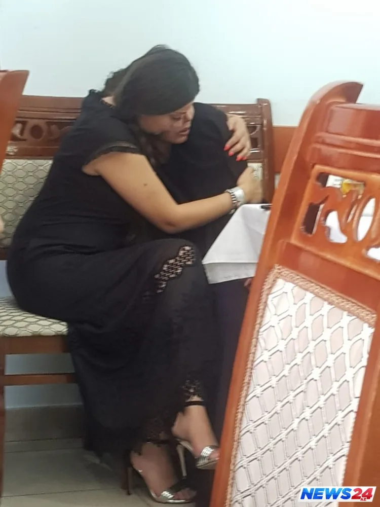 Damla düşmən olduğu aparıcının pis günündə yanında oldu - FOTO - VİDEO