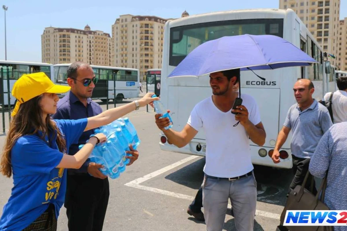 BNA sərnişinlərə su paylayır