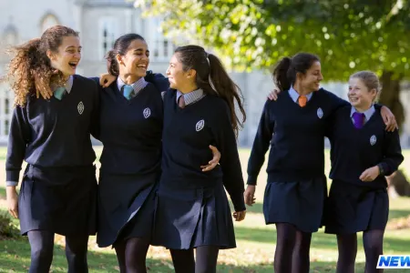 Transgenderləri incitməmək üçün məktəblərdə qızlara yubka geyinmək qadağan edildi