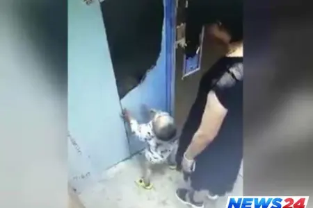 Körpənin əli liftdə qaldı - həyəcanverici anlar VİDEO