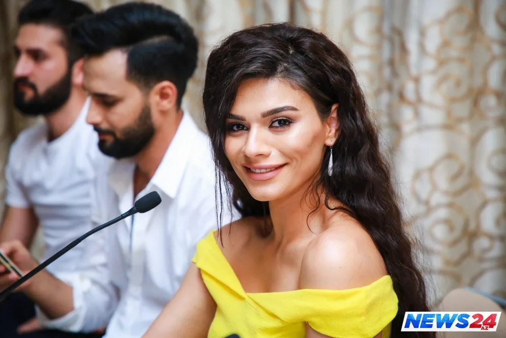 Rəqsanə qıznın ilk klip təqdimatına “Skype”la qoşuldu, kövrəldi – FOTOLAR – VİDEO