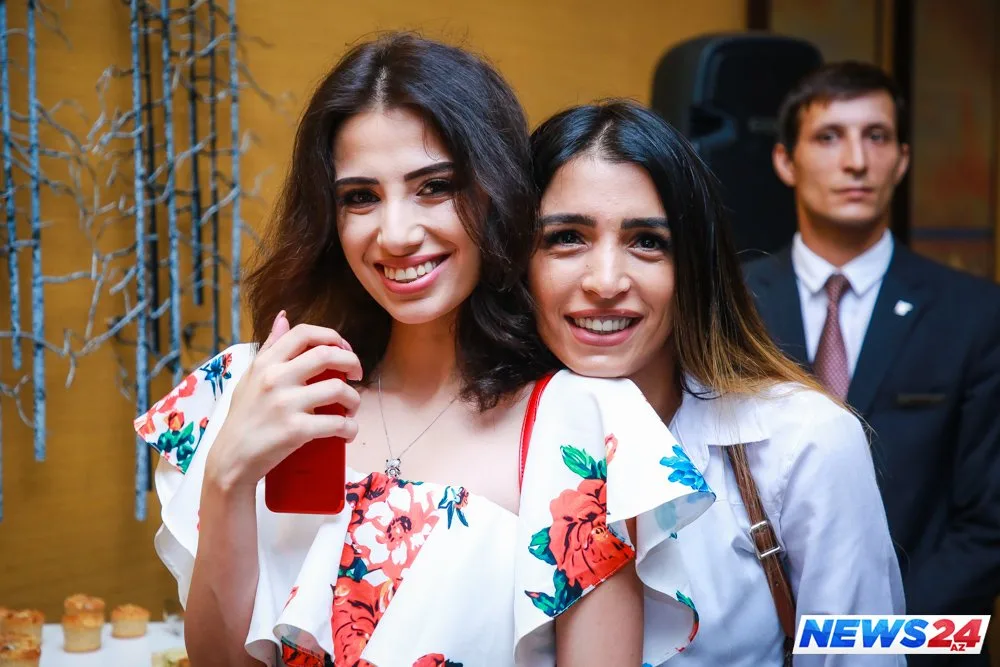 Rəqsanə qıznın ilk klip təqdimatına “Skype”la qoşuldu, kövrəldi – FOTOLAR – VİDEO