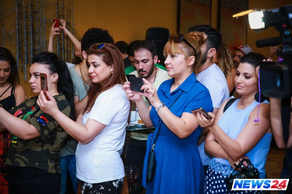 Rəqsanə qıznın ilk klip təqdimatına “Skype”la qoşuldu, kövrəldi – FOTOLAR – VİDEO