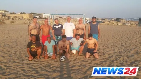 Deputat çimərlikdə futbol oynadı - FOTO