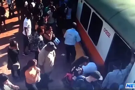 Metroda vaqonun altına düşdü, "Təcili yardım çağırmayın!" deyib yalvardı - VİDEO