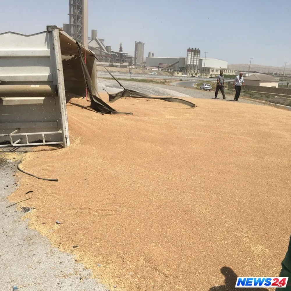 Qaradağda ağır qəza- taxıl yollara səpildi - FOTOLAR