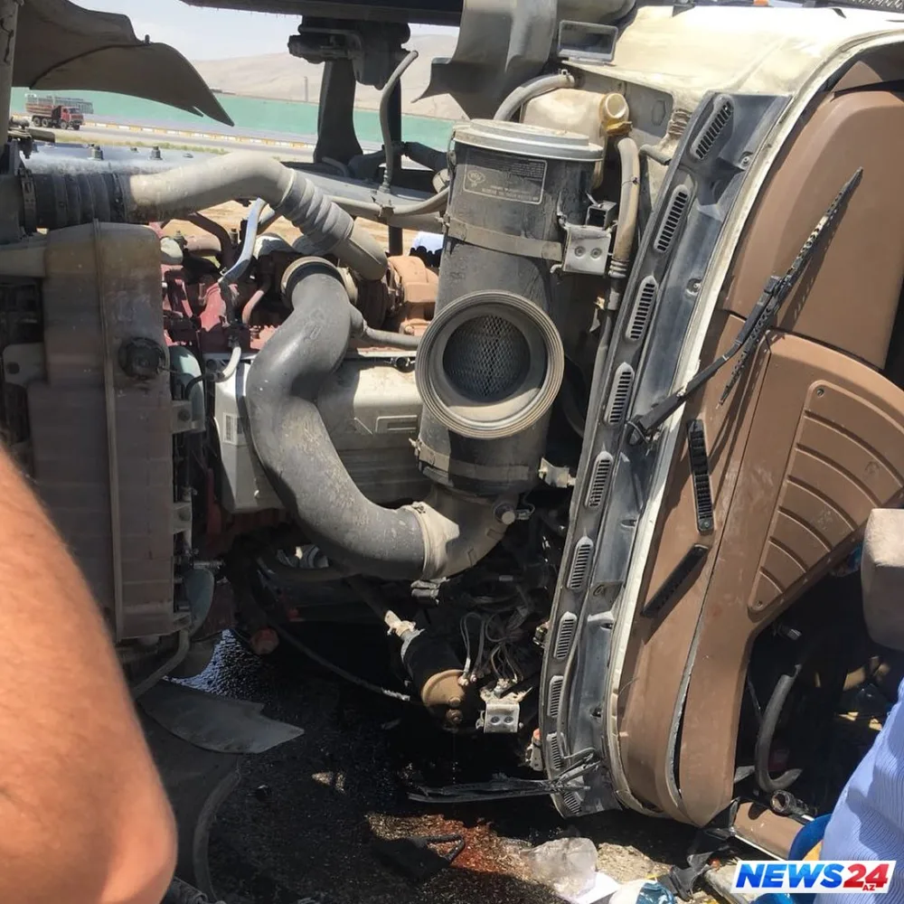 Qaradağda ağır qəza- taxıl yollara səpildi - FOTOLAR
