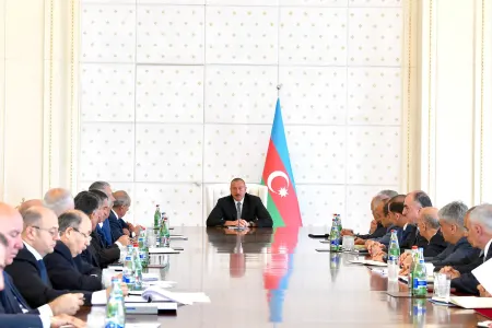 İlham Əliyev nazirləri bir araya toplayıb iclas keçirdi