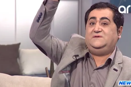 Elgiz Əkbər izləyicisini təhqir etdi: "Cəhənnəm carçısına oxşayırdı" - VİDEO