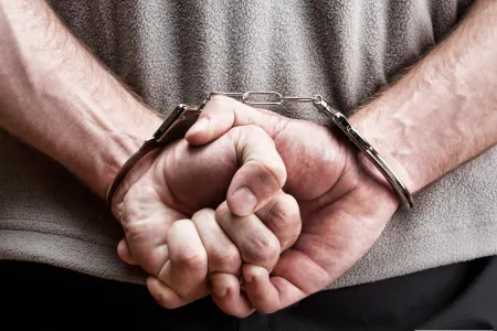 22 yaşlı oğlan valideynlərini öldürmək üçün qatil tutdu