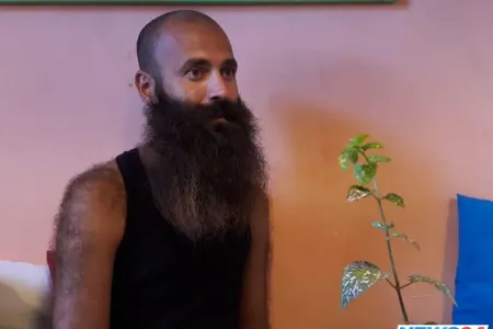 İnsanlar arasında lüt gəzən, özünə yeni təriqət seçən yeganə azərbaycanlı