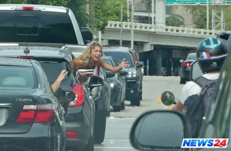 Qız ulduz futbolçunu qəmli görüb hər kəsin içində sinəsini göstərdi