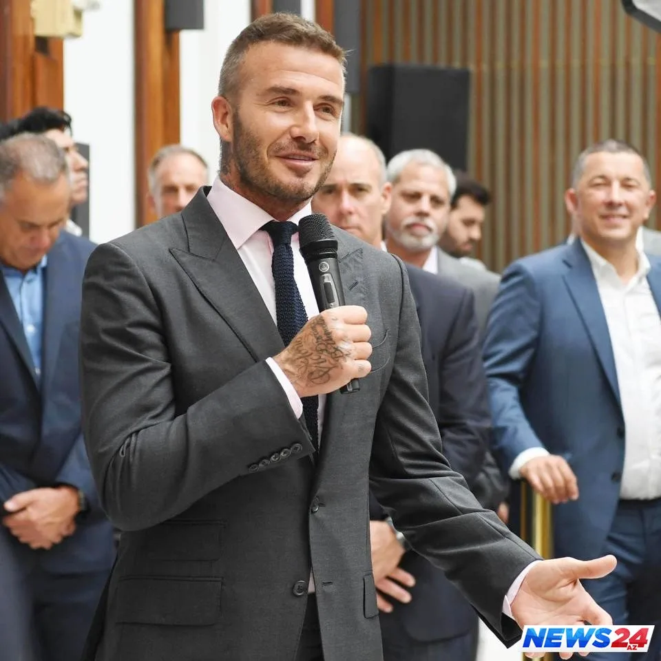 Qız ulduz futbolçunu qəmli görüb hər kəsin içində sinəsini göstərdi