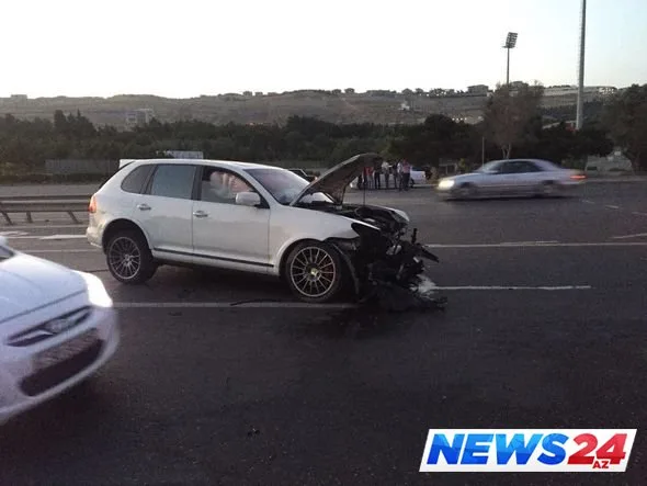 Bakıda qəza: “Porsche” məhəccərə çırpıldı - FOTO