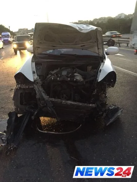 Bakıda qəza: “Porsche” məhəccərə çırpıldı - FOTO