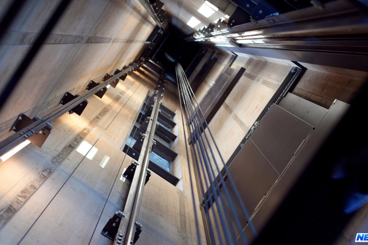 Bakıda liftin trosu qırıldı, yaralılar var- Hadisə yerindən görüntülər - VİDEO