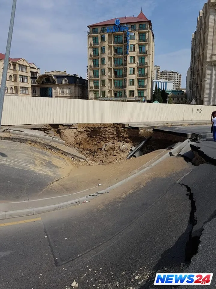 Bakıda metro tikintisinə görə yol çökdü - FOTOLAR