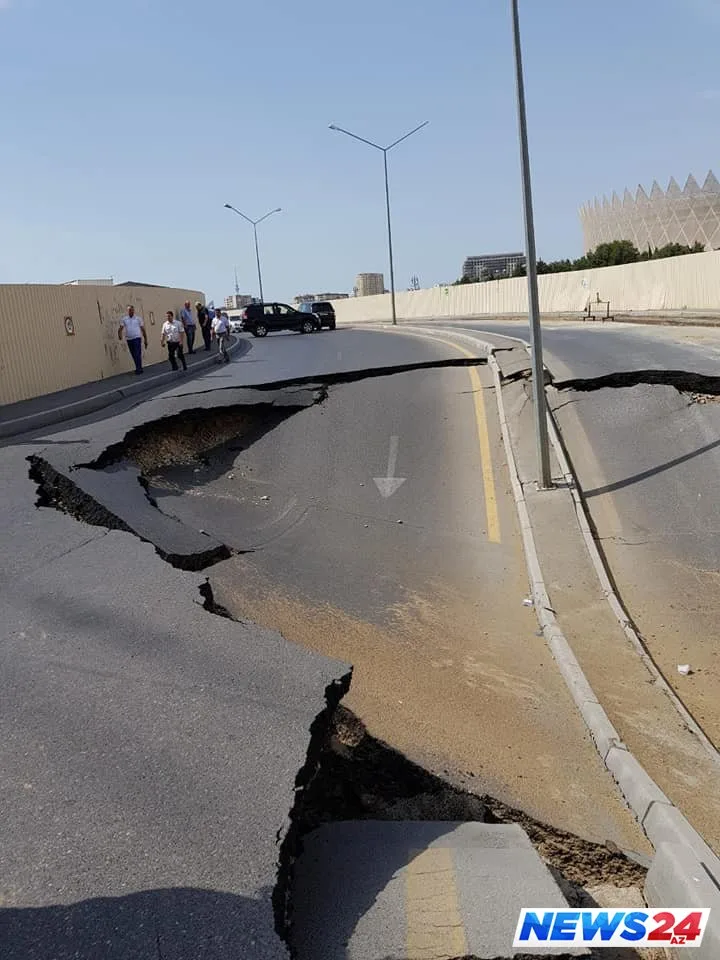 Bakıda metro tikintisinə görə yol çökdü - FOTOLAR