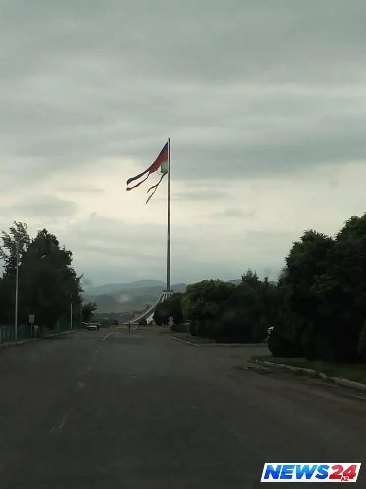 Qazaxda dövlət bayrağına hörmətsizlik - FOTO