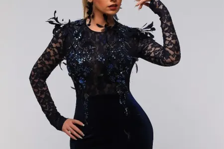 Roza Zərgərli oğlunu hərbi xidmətə yola salır