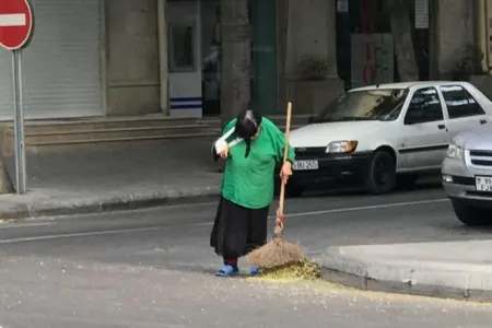 Qolu sarğılı süpürgəçi qadın kimdir? - FOTO