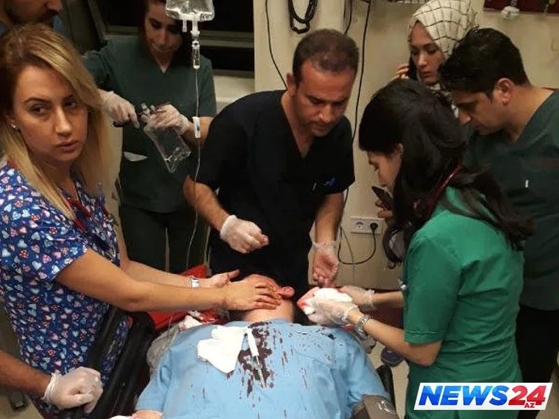 Ata uşağının qızdırmasını düşürə bilməyən həkimin başını yardı - FOTO