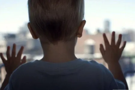 3 yaşlı uşaq pəncərədən yıxılaraq ölüb- Valideyn səhlənkarlığına görə cinayət işi başladıldı