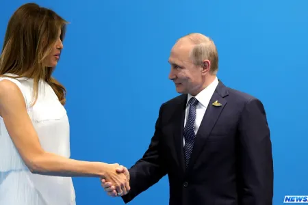 Putinin əlini sıxandan sonra Trampın xanımına nə oldu? - VİDEO