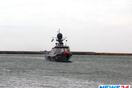 Rusiyanın hərbi gəmiləri Bakıya gəldi - FOTO