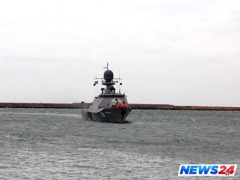 Rusiyanın hərbi gəmiləri Bakıya gəldi - FOTO
