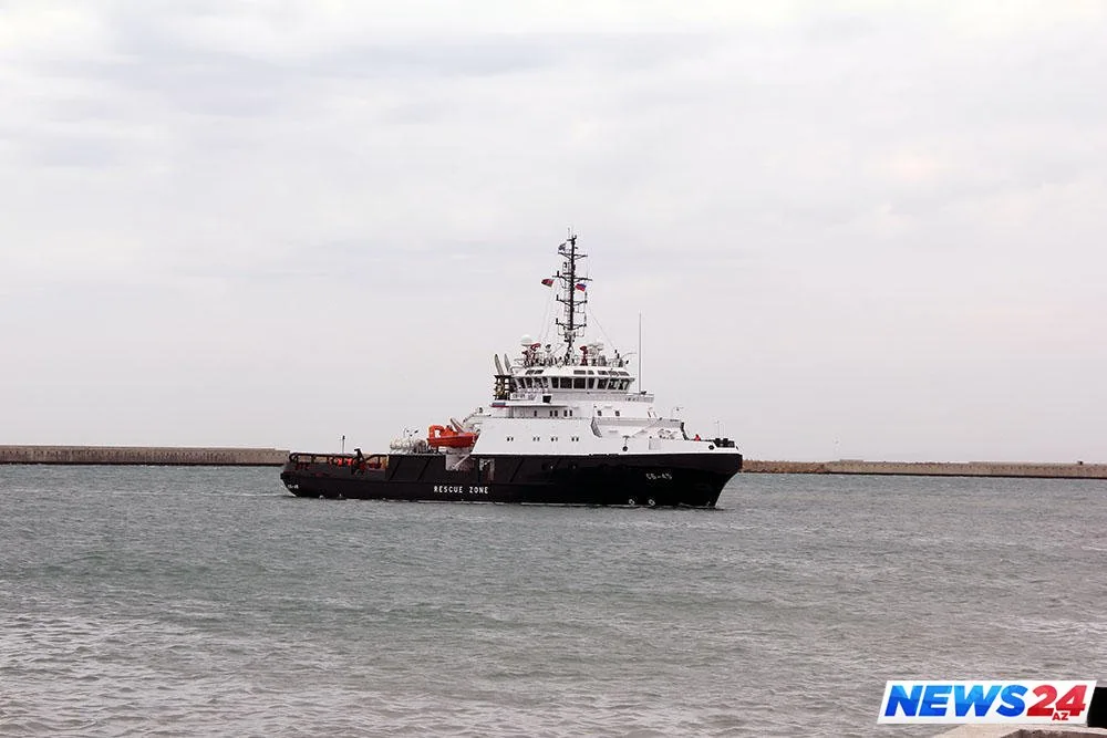 Rusiyanın hərbi gəmiləri Bakıya gəldi - FOTO