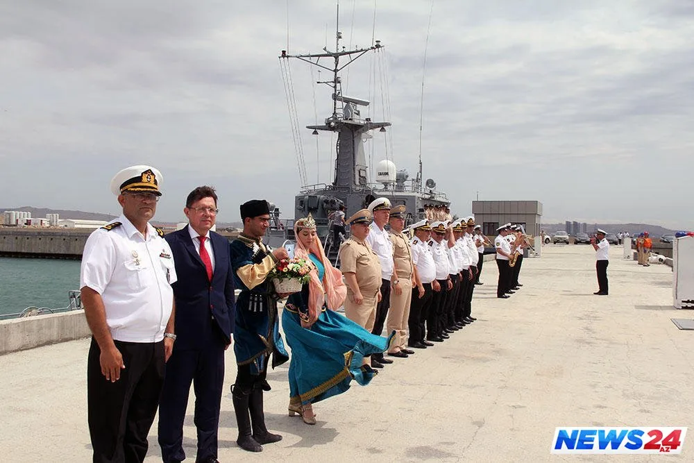 Rusiyanın hərbi gəmiləri Bakıya gəldi - FOTO