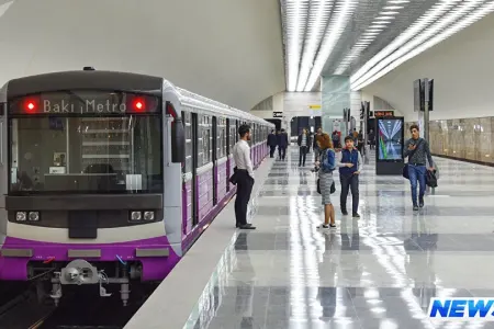 Bakı metrosunda qatar adamı vurdu