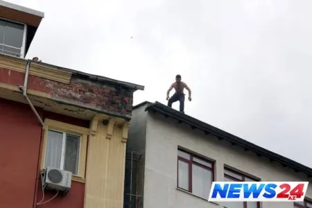 Sumqayıtda gənc oğlan özünü binadan atdı - VİDEO