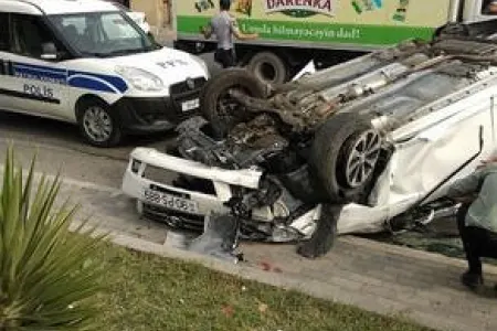 Bakıda taksi yüksək sürətlə beş avtomobilə çırpılaraq aşıb, xəsarət alanlar var