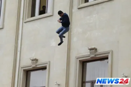 Dəhşətli intihar -Öncə damarını kəsdi, sonra özünü 8-ci mərtəbədən atdı