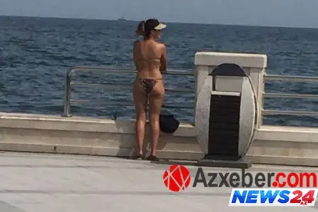 Bakı bulvarında yarıçılpaq turist hər kəsi təəccübləndirdi: Öncə günəşləndi, sonra çimdi (FOTO)