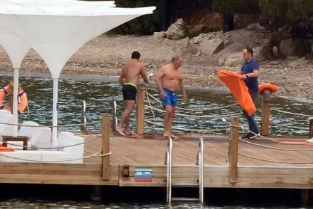 Qazaxıstan prezidenti çimməyə də mühafizəçiləriylə getdi