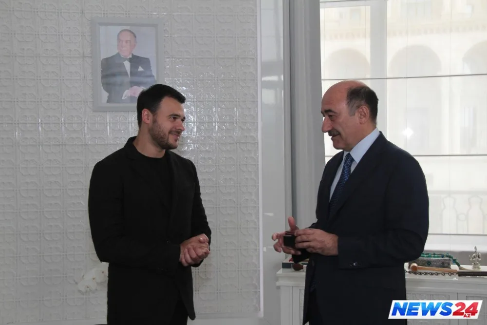 Emin Ağalarova "Xalq artisti" fəxri adının vəsiqəsi və döş nişanı təqdim olundu - FOTOLAR