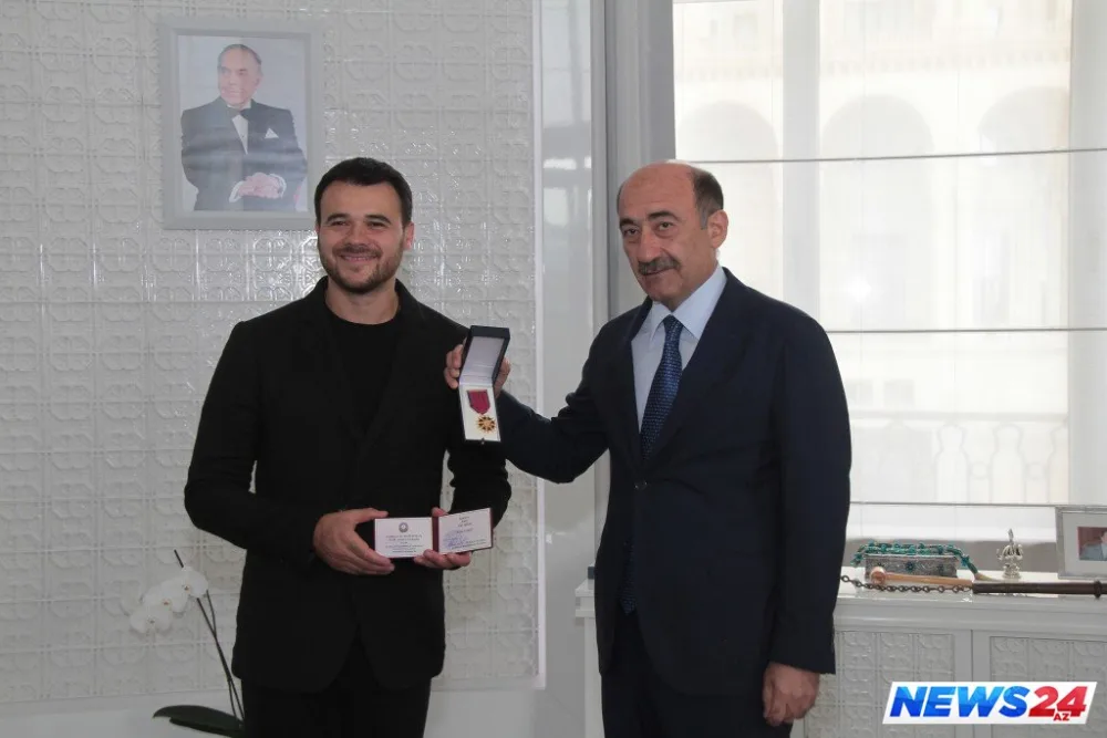 Emin Ağalarova "Xalq artisti" fəxri adının vəsiqəsi və döş nişanı təqdim olundu - FOTOLAR