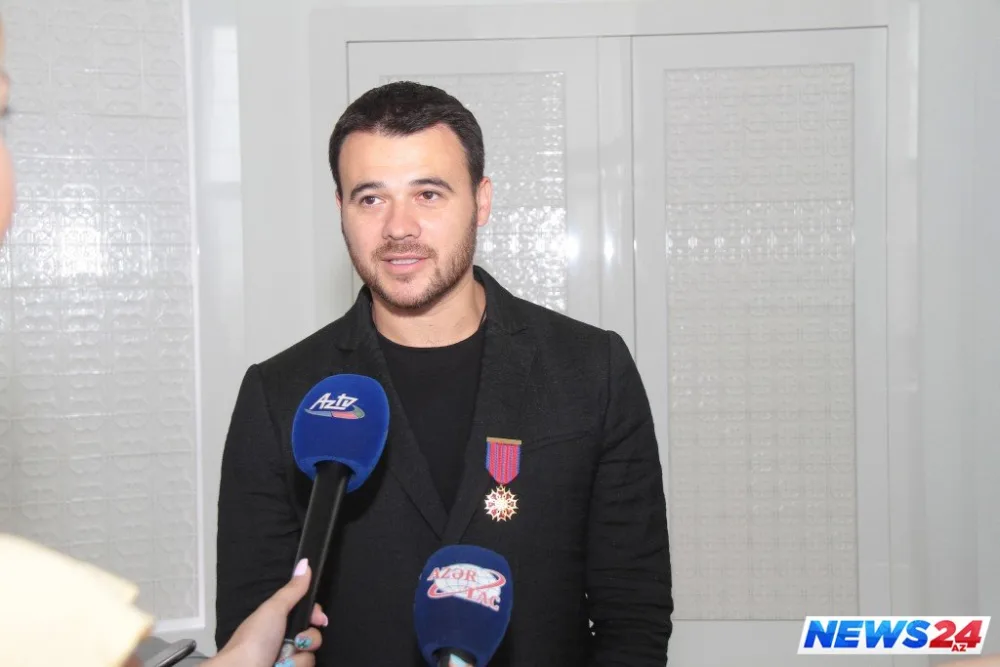 Emin Ağalarova "Xalq artisti" fəxri adının vəsiqəsi və döş nişanı təqdim olundu - FOTOLAR