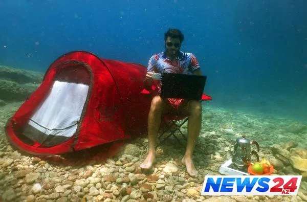 Məşhur aktyor dənizin altında çadır qurdu və azmış kimi… - FOTO - VİDEO
