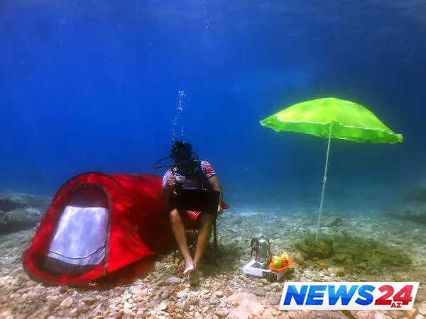 Məşhur aktyor dənizin altında çadır qurdu və azmış kimi… - FOTO - VİDEO