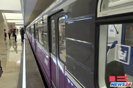 Qatarı stansiyaya çatmamış saxlayan maşinistə töhmət verilib